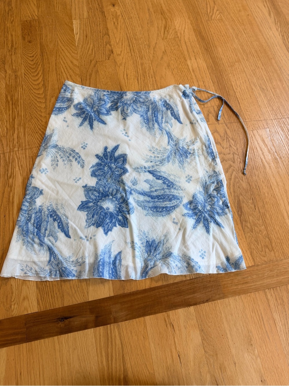 Ladies Size 4 "DKNY" White & Blue Floral A-Line Wrap Skirt GUC